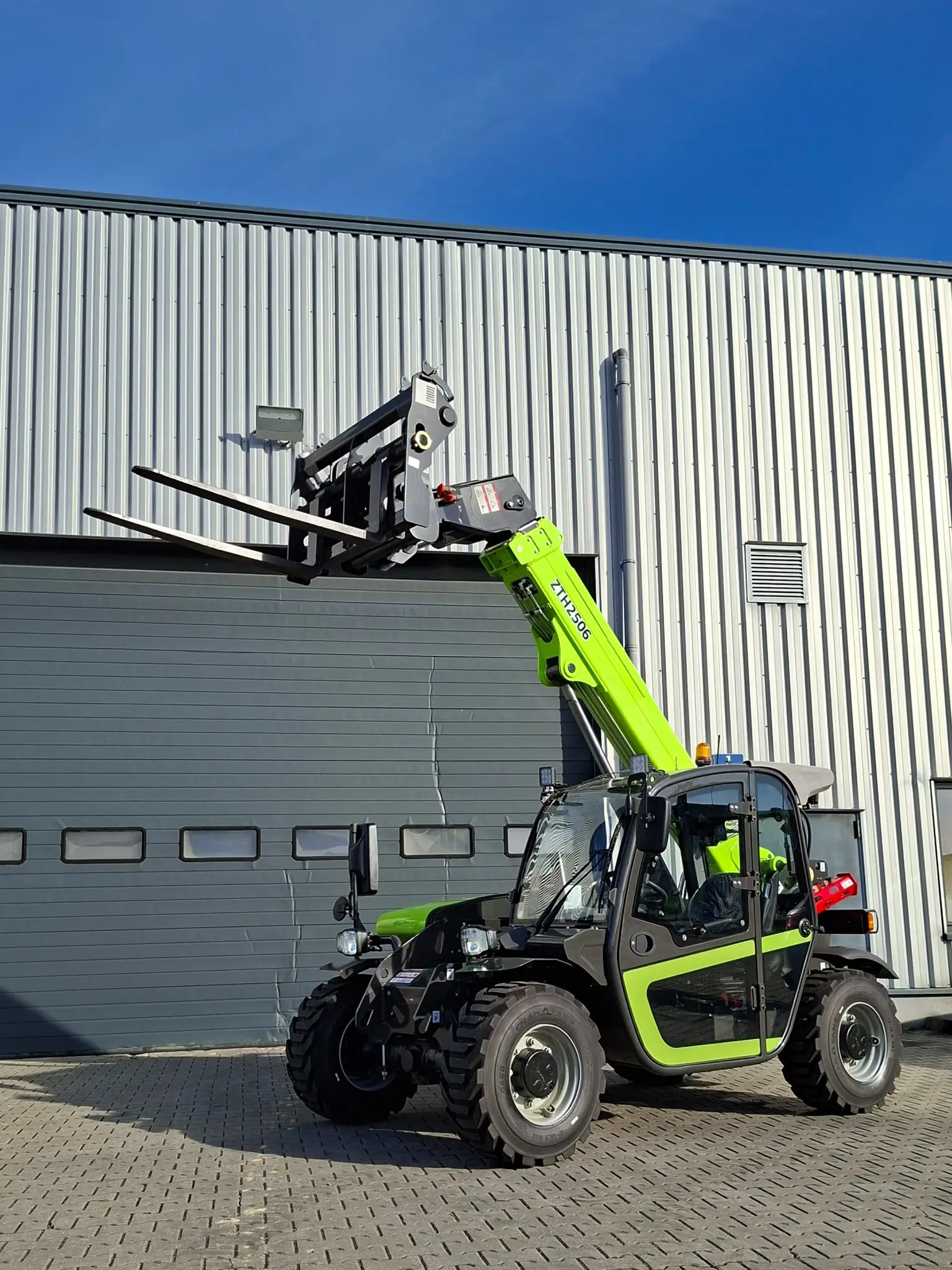 Zoomlion ZTH2506 - Kompaktowa ładowarka teleskopowa